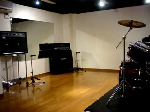 M's MUSIC SCHOOL & LIVE HALL スタジオ：スタジオ（ドラムとアンプ）