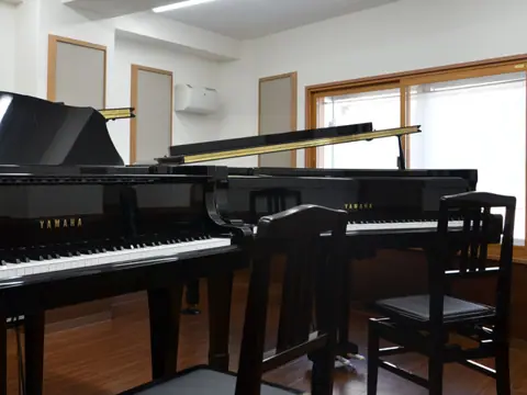 music studio Mays（ミュージックスタジオ メイズ）：グランドピアノが2台ある部屋