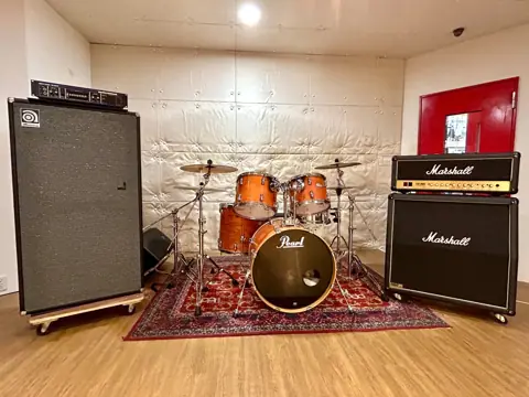 MUSIC FARM SOUND STUDIO：ドラムとアンプのある練習室