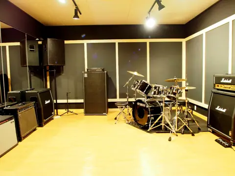 MUSIC PLANT 花室スタジオ：ドラムとアンプのあるスタジオ