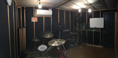 MUSIC PLANT つくば店 リハーサルスタジオ：ドラムのあるスタジオ