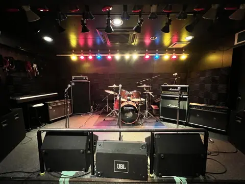 MUSICSHOP BOB リハーサルスタジオ：Aスタジオ（ステージとドラム）