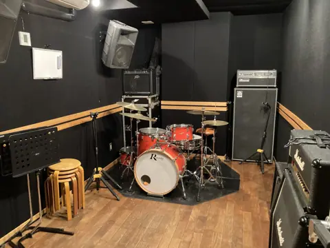 MUSIRA Studio（ムジラスタジオ）：ドラムとアンプのあるスタジオ