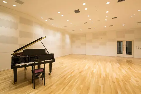 千早音楽・演劇練習場：グランドピアノのある練習室