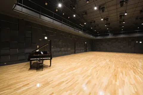 千早音楽・演劇練習場：グランドピアノのある練習室