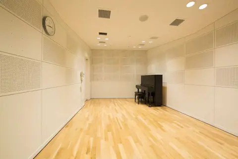 千早音楽・演劇練習場：アップライトピアノのある練習室