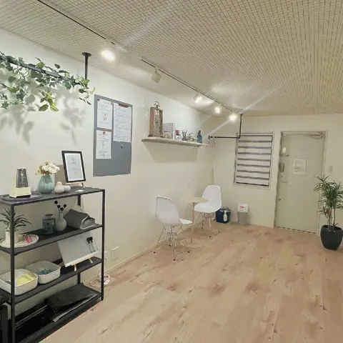 Natsuon Studio：室内（棚と椅子）