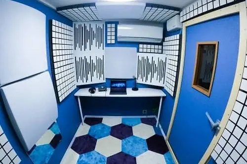 Nesteg Arts Studio in 静岡(吸音パネルのある録音ブース)