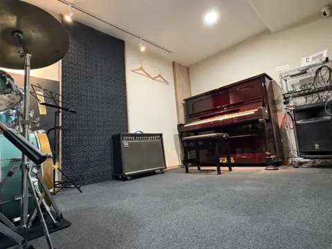 ニュービートスタジオ(ドラム、アップライトピアノ、アンプのある練習室)