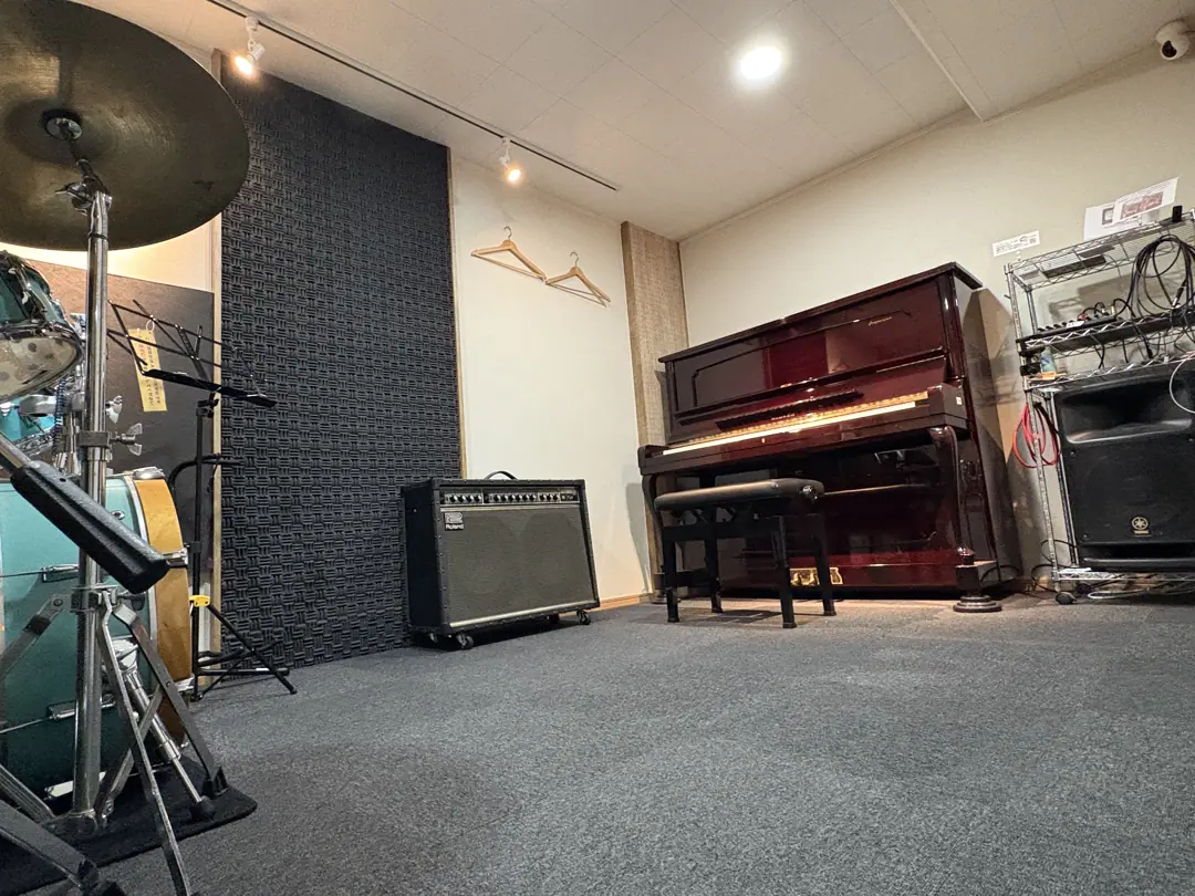 ニュービートスタジオ(ドラム、アップライトピアノ、アンプのある練習室)