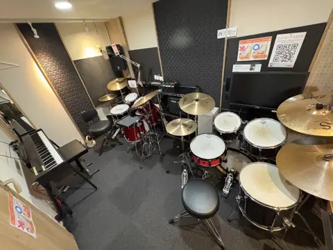 ニュービートスタジオ：ドラム、ピアノ、アンプのある練習室