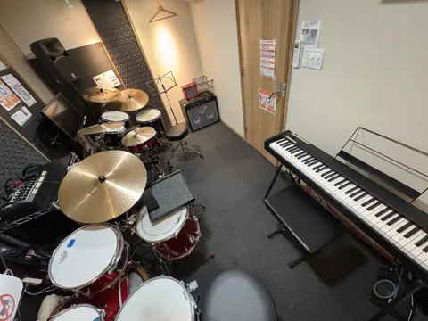 ニュービートスタジオ：ドラム、キーボード、アンプのある練習室