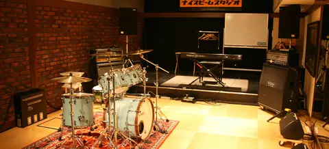 ナイスビームスタジオ：ドラムとアンプのある練習室
