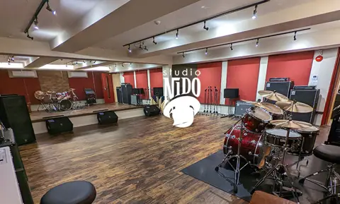 studio NiDO 溝の口店：ドラムとアンプのある練習室