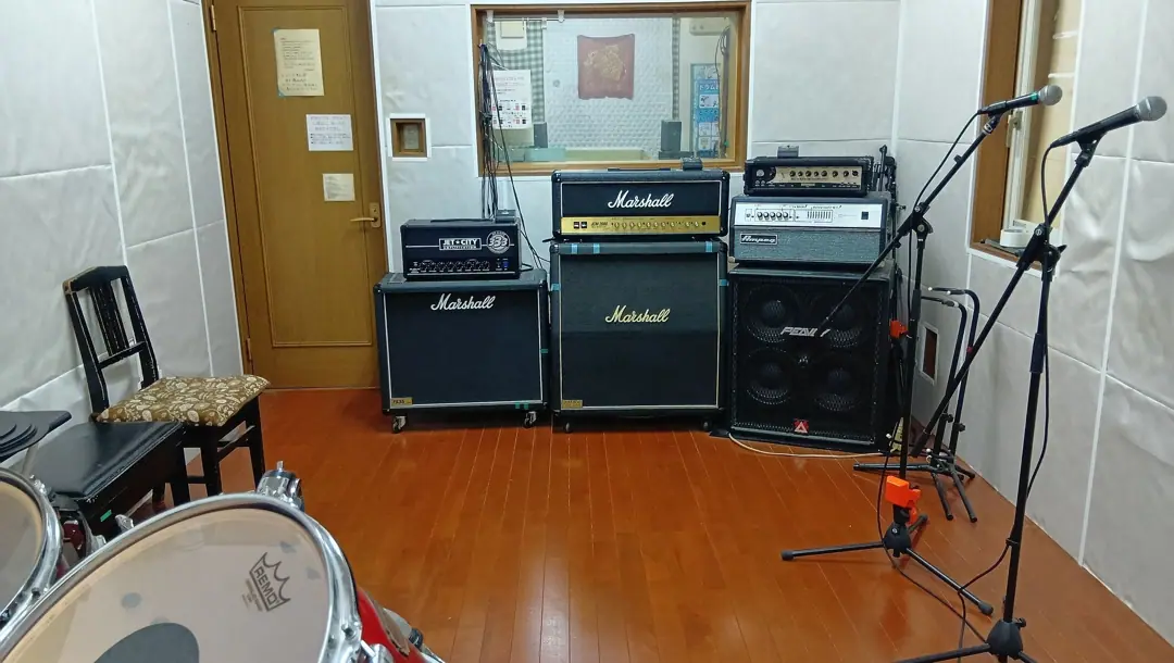 音楽スタジオ虹音堂(アンプとドラムのある室内)