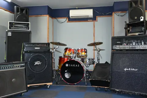 STUDIO NINE 9 SPACE(スタジオナインスペース)(ドラムとアンプのある練習室)