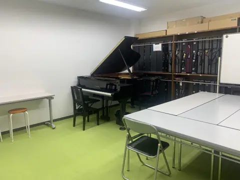 北浦和レンタルスペース：グランドピアノと机のある部屋