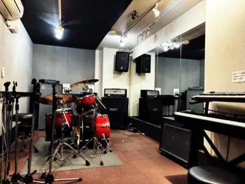 NORI SOUND studio：ドラムとキーボードのある練習室