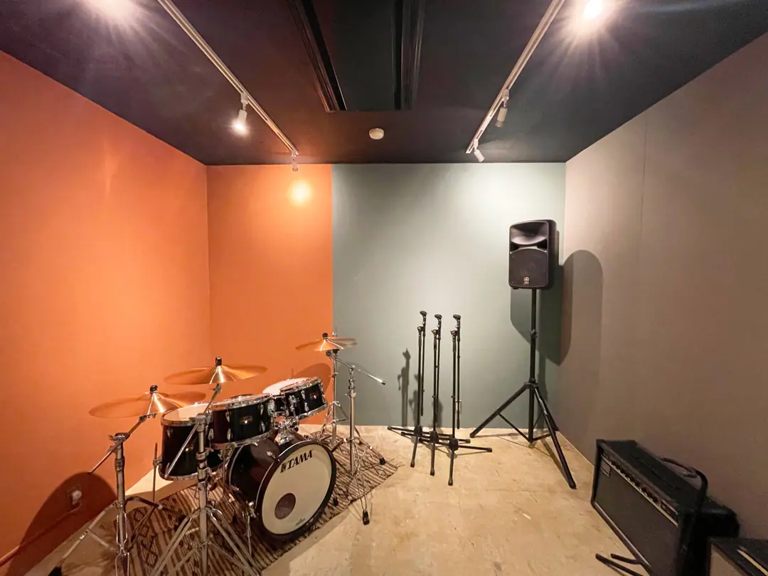 STUDIO NOVZO(ドラムとアンプのある部屋)