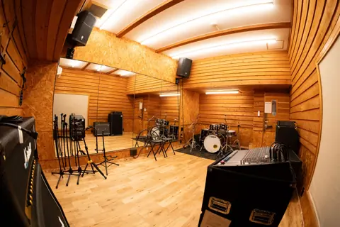 OFFBEATS STUDIO：ドラムとミキサーのある練習室