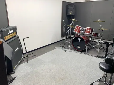 小川楽器 久留米シティプラザ店(ドラムとアンプのある練習室)
