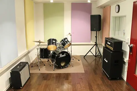 オオガスタジオ(ドラムとアンプのある練習室)