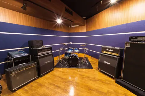 音楽堂PLUM：ドラムとアンプのある練習室