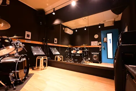 音楽天国 藤枝店(ドラムとアンプのある練習室)