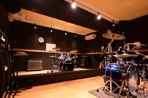 音楽天国 藤枝店：ドラムとアンプのある練習室
