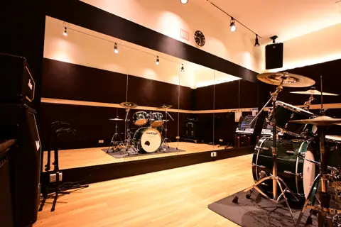 音楽天国 浜松市野店：ドラムとアンプのある練習室