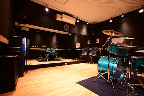 音楽天国 浜松市野店：ドラムとアンプのある練習室