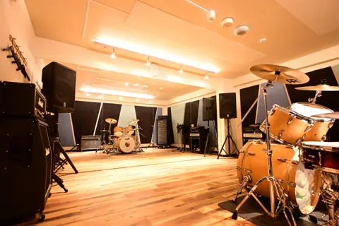 音楽天国 京都河原町店（ドラムとアンプのある練習室）