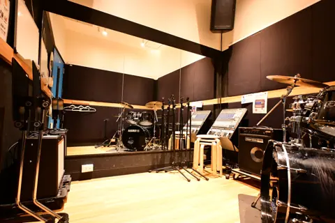 音楽天国 名古屋ささしまライブ店（ドラムとアンプのある練習室）