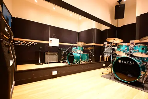 音楽天国 名古屋ささしまライブ店：ドラムとアンプのある練習室