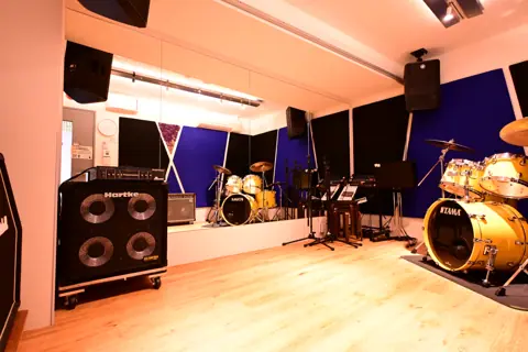 音楽天国 静岡駅前店:ドラムとアンプのある練習室