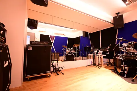 音楽天国 静岡駅前店:ドラムとアンプのある練習室