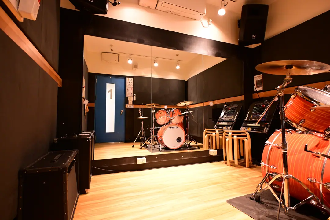 音楽天国 静岡草薙店(ドラムとアンプのある練習室)