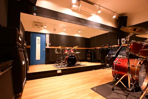 音楽天国 静岡草薙店:ドラムとアンプのある練習室