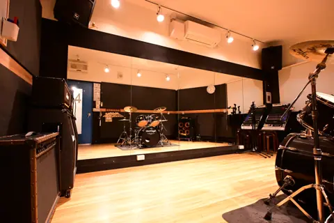 音楽天国 静岡草薙店:ドラムとアンプのある練習室