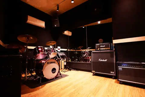 音楽天国 静岡駿河店(ドラムとアンプのある練習室)