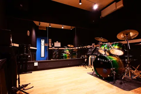 音楽天国 静岡駿河店：ドラムとアンプのある練習室
