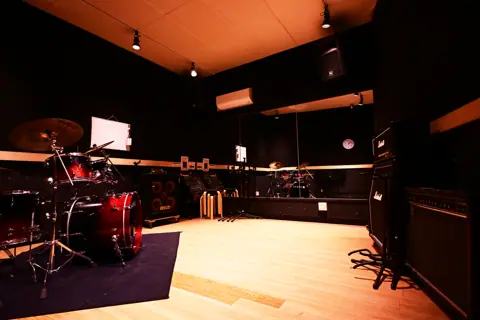 音楽天国 静岡駿河店：ドラムとアンプのある練習室