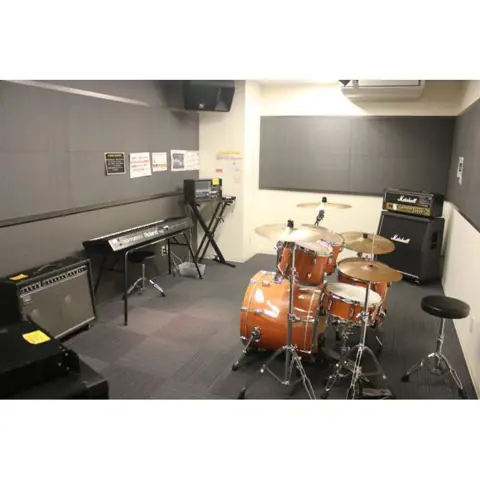 OPUSCLUB イオンモール高松 ルームレンタル：ドラムとアンプのある部屋