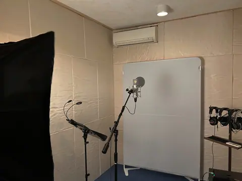 オトノハコスタジオアッシュ(マイクのあるブース)