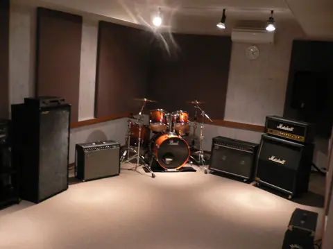OVERLOAD STUDIO（ドラムとアンプのあるスタジオ室内）