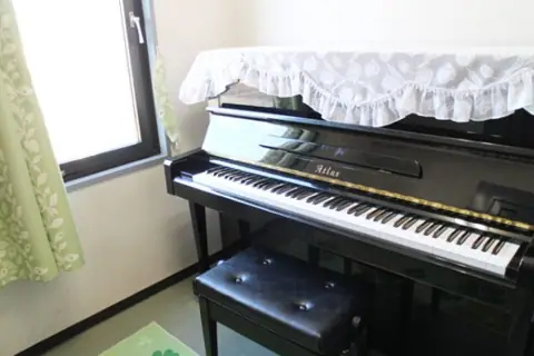 小宅楽器 武里教室 レンタルスタジオ・ホール：アップライトピアノの部屋