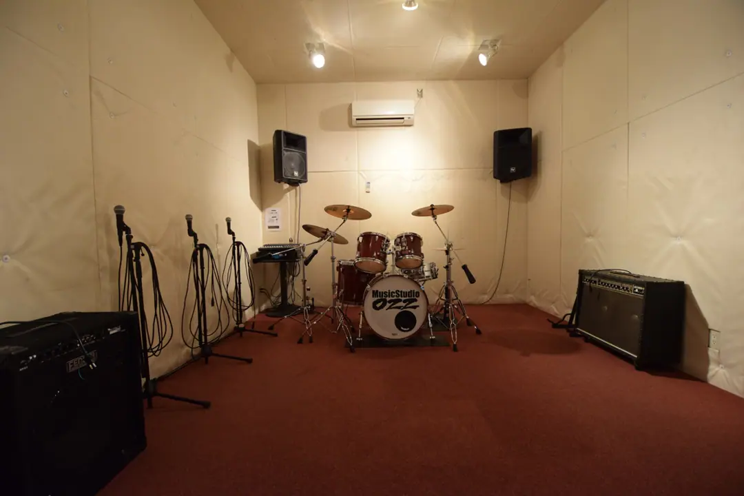 MusicStudio OZZ(ミュージックスタジオ オズ)(ドラムとアンプのある室内)