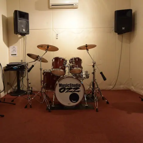 MusicStudio OZZ（ミュージックスタジオ オズ）：ドラムセットのある室内