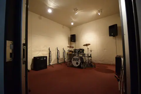 MusicStudio OZZ（ミュージックスタジオ オズ）：ドラムとアンプのある室内
