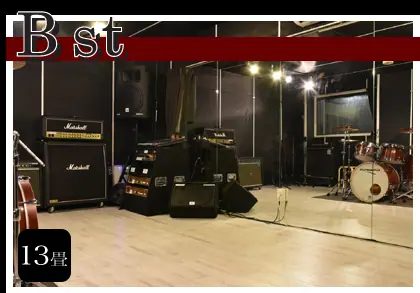 P4 STUDIO 東心斎橋店(ドラムとアンプのあるスタジオ室内)